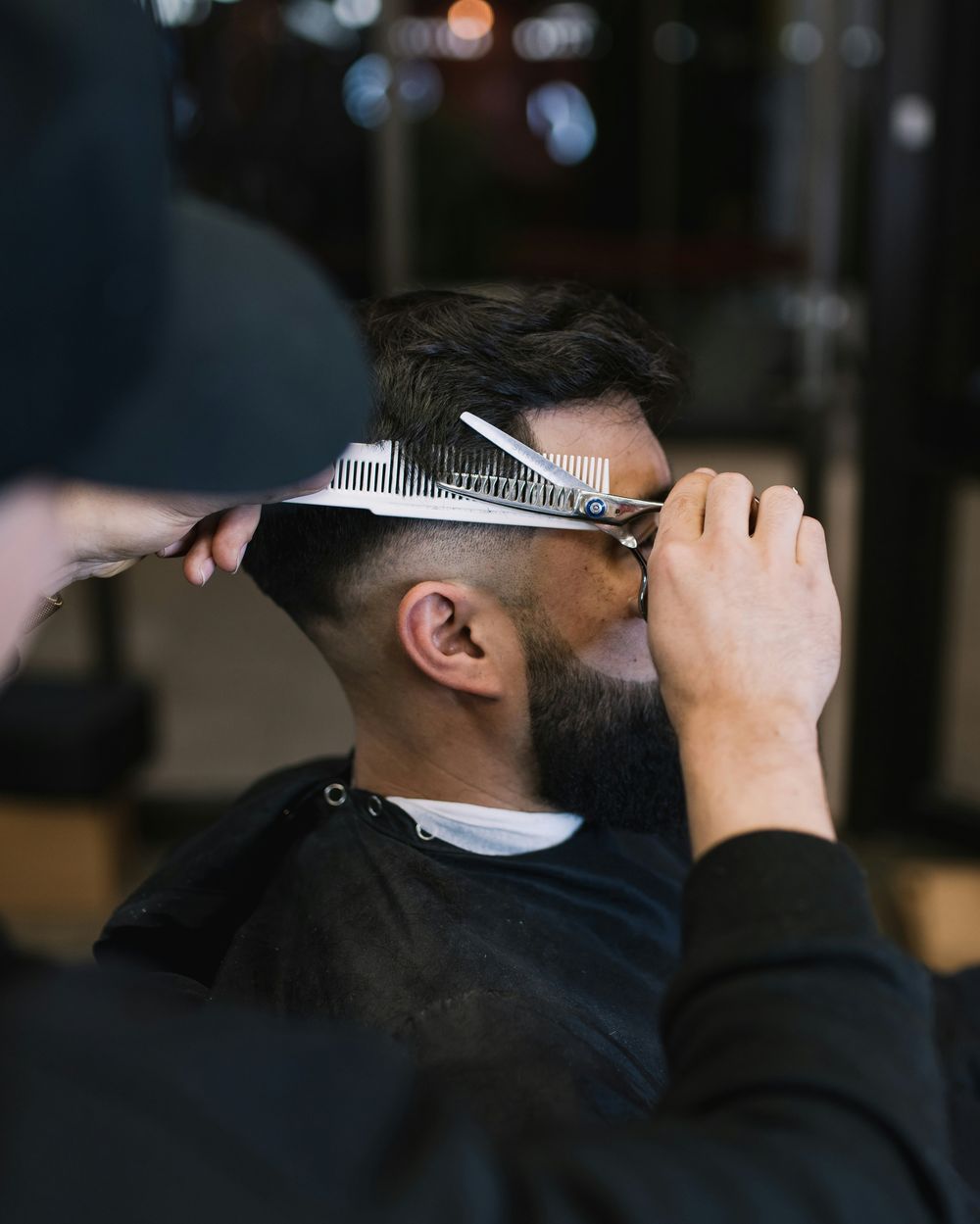 Cliente en una silla de barbería
