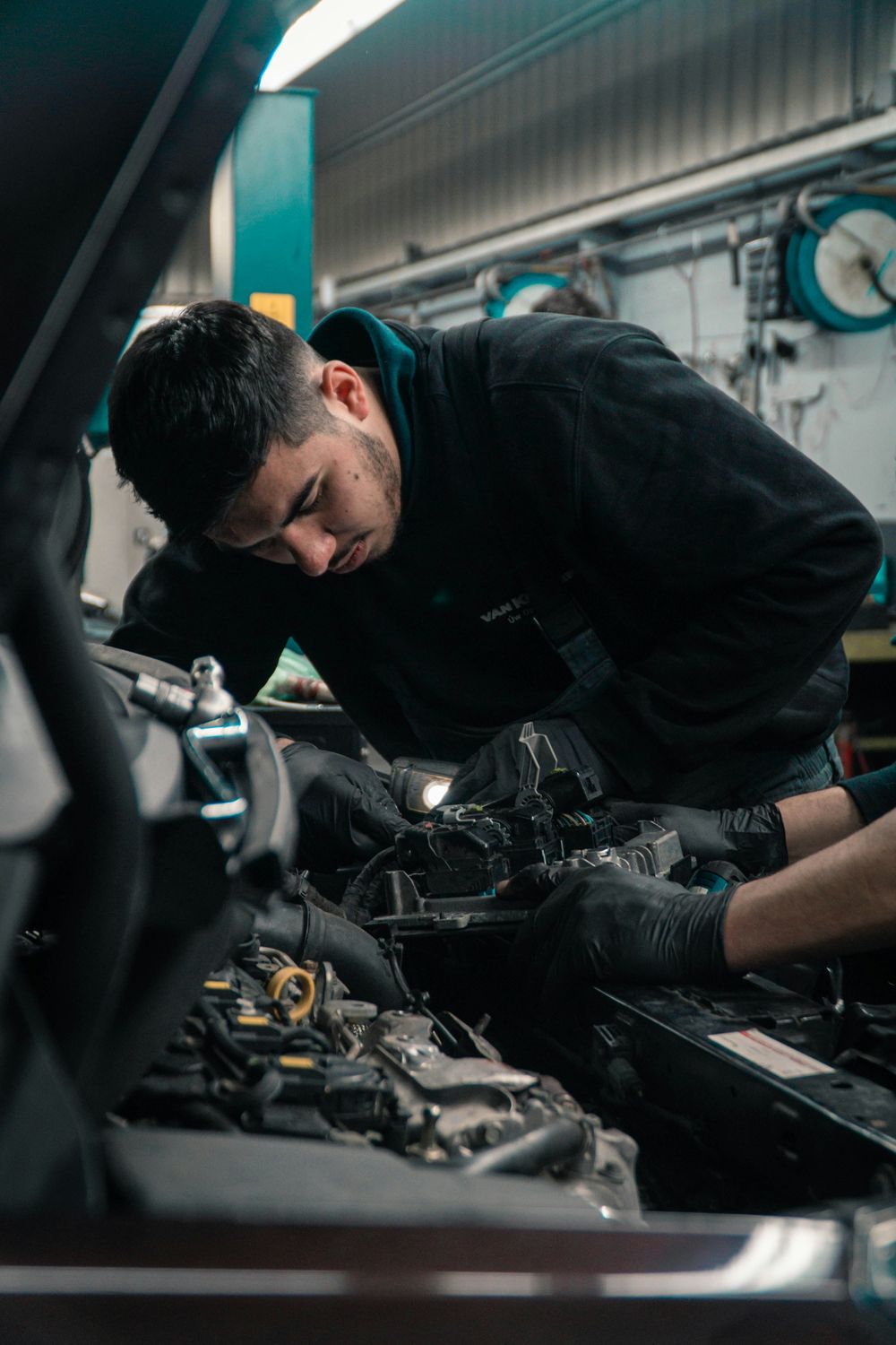 Mecánico revisando el motor de un coche